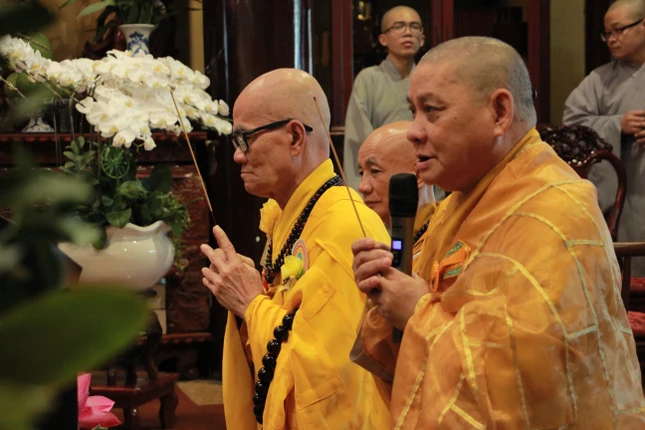 Niêm hương bạch Phật