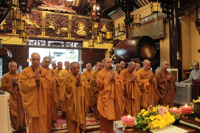 Đại đức Thích Thiện Chí dâng lời khánh tuế Ban Chức sự hạ trường