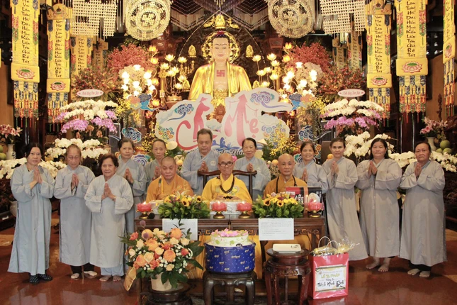 Phật tử đạo tràng chùa Đại Giác dâng lễ phẩm cúng dường