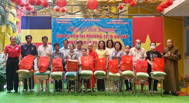 Hòa thượng Thích Thiện Chiếu, cùng chư Tăng chùa Kỳ Quang 2, đại diện chính quyền, mạnh thường quân tặng quà đến bà con P.17, Q.Gò Vấp, TP.HCM