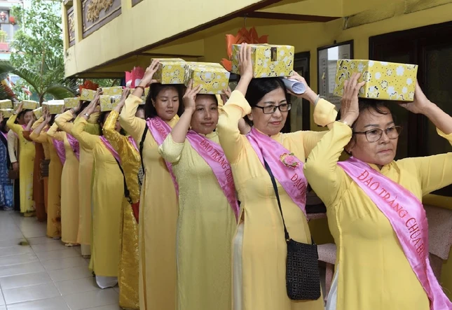 Phật tử dâng pháp y cúng dường