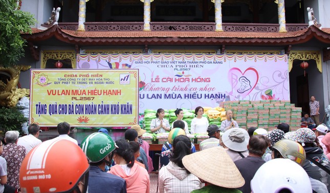 Sư cô Thích nữ Minh Hiền, trụ trì chùa Phổ Hiền phát biểu trong buổi tặng quà