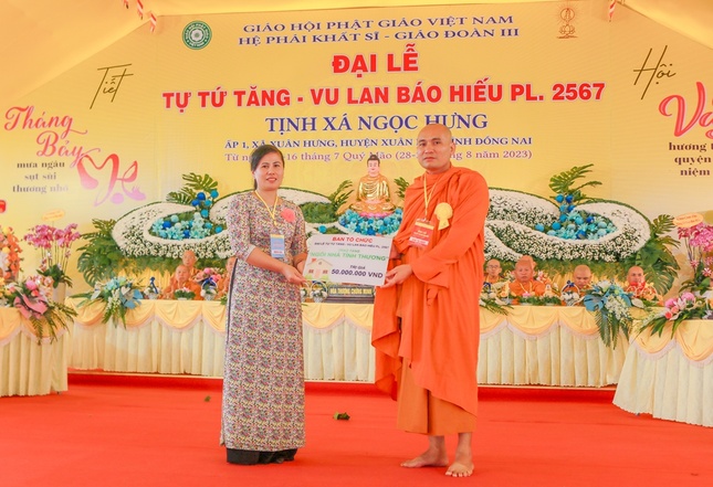 Trao bảng tượng trưng ủng hộ 50 triệu đồng xây nhà tình thương