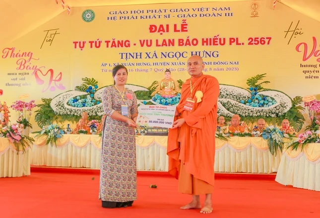 Trao bảng tượng trưng ủng hộ 50 triệu đồng xây nhà tình thương Trao bảng tượng trưng ủng hộ 50 triệu đồng xây nhà tình thương