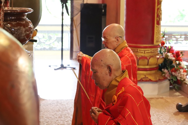 Nhị vị Hòa thượng niêm hương bạch Phật