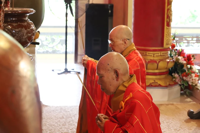 Nhị vị Hòa thượng niêm hương bạch Phật Nhị vị Hòa thượng niêm hương bạch Phật