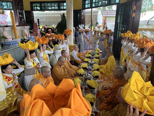 Phật tử dâng y ca-sa cúng dường