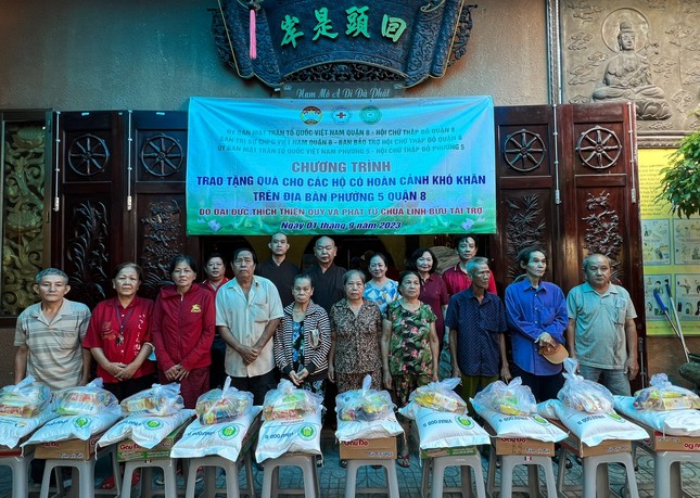 Trao quà từ thiện tại chùa Linh Bửu