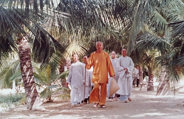 Hòa thượng tôn sư vào thăm thiền viện Viên Chiếu buổi sơ khai