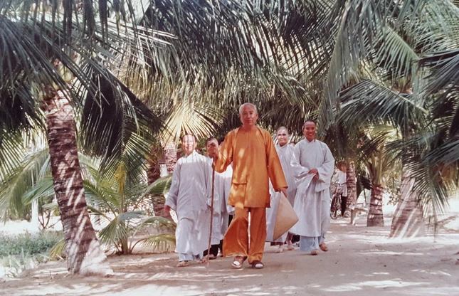 Hòa thượng tôn sư vào thăm thiền viện Viên Chiếu buổi sơ khai