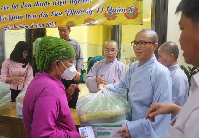 Ni trưởng Thích nữ Như Dung cùng chư Ni chùa Huệ Lâm tận tay trào quà đến người dân