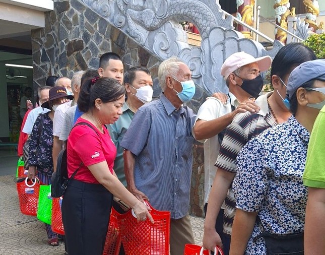 Người khiếm thị đến chùa Pháp Quang nhận quà