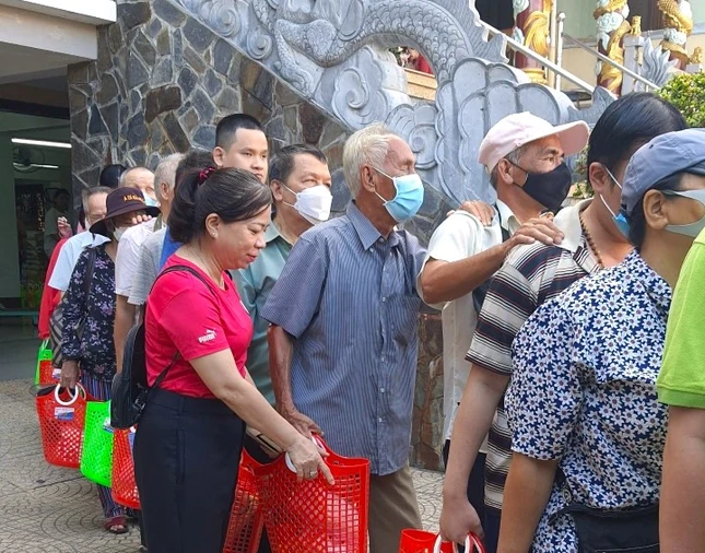 Người khiếm thị đến chùa Pháp Quang nhận quà