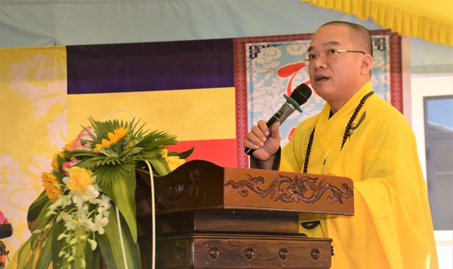 Đại đức Thích Viên Thành đọc quyết định bổ nhiệm