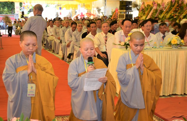 Sư cô Thích nữ Thông Đỉnh, tân trụ trì dâng lời phát nguyện