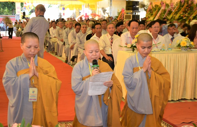 Sư cô Thích nữ Thông Đỉnh, tân trụ trì dâng lời phát nguyện