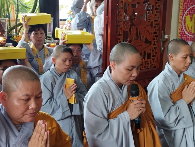 Đại diện Ni chúng chùa Vô Ưu dâng lời tác bạch