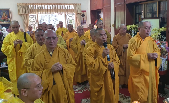 Chư tôn đức niêm hương tưởng niệm