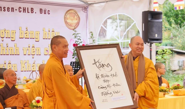 Thượng tọa Thích Đức Thiện tặng quà đến Thượng tọa Thích Trí Chơn, viện chủ thiền viện Khánh An (bang Sachsen, CHLB Đức)