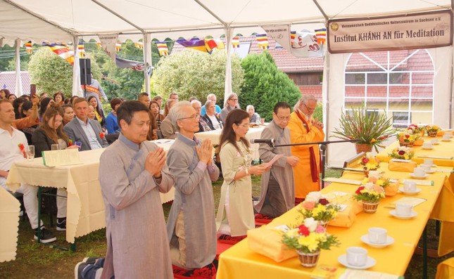 Đại diện Hội đồng Điều hành Trung tâm Văn hóa Phật giáo bang Sachsen dâng lời thỉnh nguyện Đại diện Hội đồng Điều hành Trung tâm Văn hóa Phật giáo bang Sachsen dâng lời thỉnh nguyện