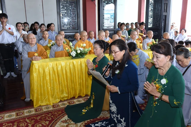 Đại diện Phật tử tác bạch cúng dường pháp y Đại diện Phật tử tác bạch cúng dường pháp y