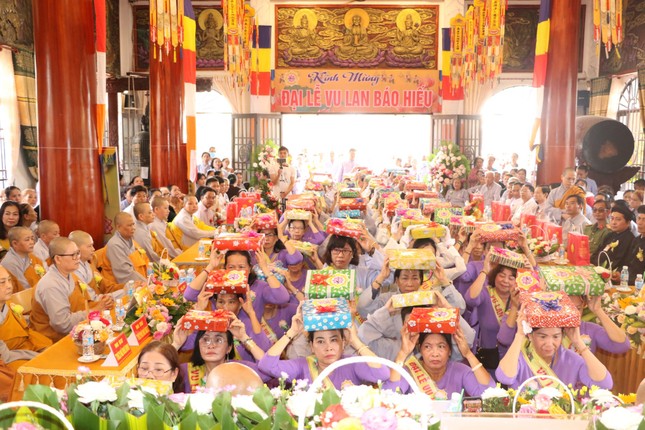 Phật tử dâng pháp y cúng dường