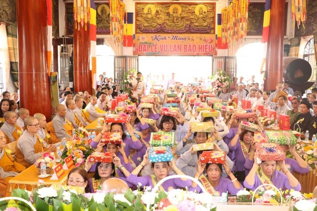 Phật tử dâng pháp y cúng dường