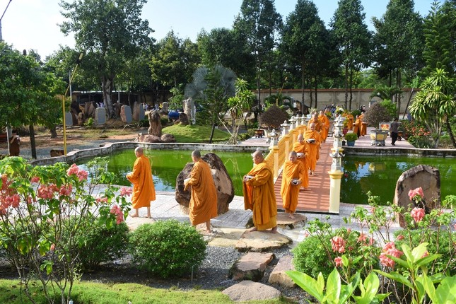 Chư Tăng trì bình khất thực