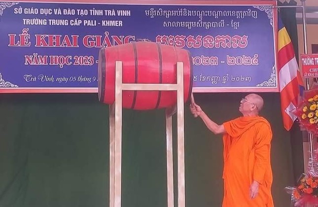 Hòa thượng Thạch Sok Xane đánh trống khai giảng năm học mới 2023-2024