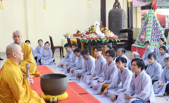 Đại đức Thích Lệ Ngôn, trụ trì chùa Ân Thọ chia sẻ với Phật tử về ý nghĩa quy y Tam bảo