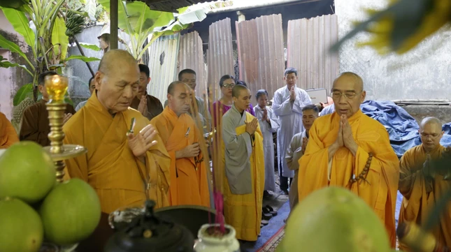 Chư tôn Hòa thượng niêm hương bạch Phật