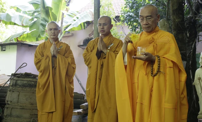 Hòa thượng Thích Quang Nhuận cử hành nghi thức sái tịnh