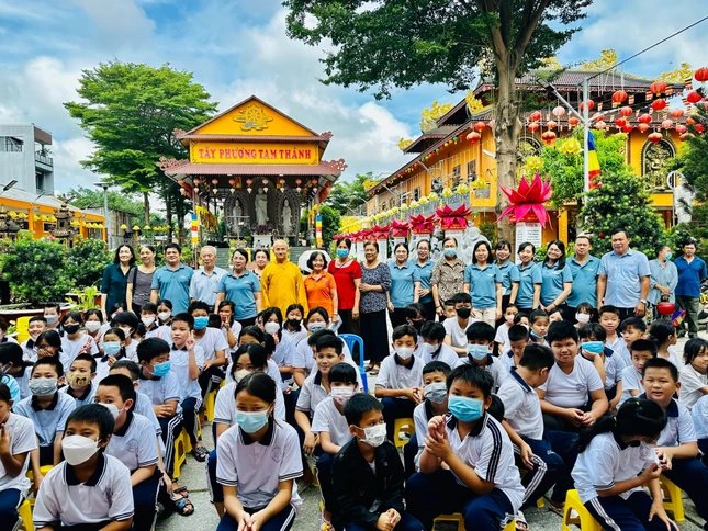 Thượng tọa Thích Thiện Quý, trụ trì chùa Liên Hoa, người đã khai mở và duy trình lớp học tình thương tại chùa 18 năm qua chụp ảnh lưu niệm cùng đoàn và các em học sinh