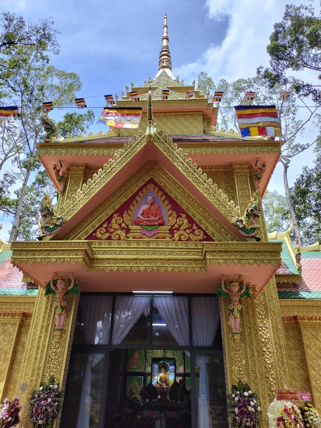 Bảo tháp trong khuôn viên chùa Âng