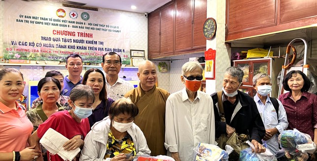 Thượng tọa Thích Trí Trường trao quà đến người khiếm thị