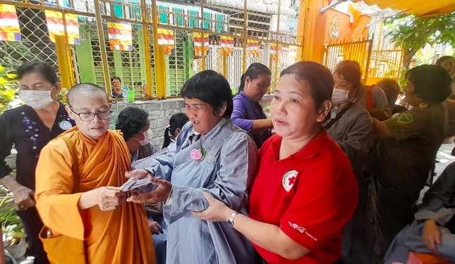 Người khiếm thị đến nhận quà tại tịnh xá Ngọc Sơn