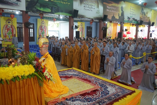 Thượng tọa Thích Thông Đạo niêm hương bạch Phật