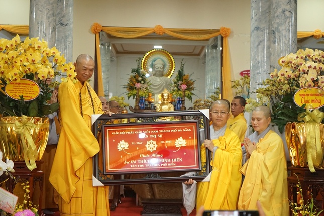 Hòa thượng Thích Từ Nghiêm tặng quà chúc mừng của Ban Trị sự đến Sư cô tân trụ trì Hòa thượng Thích Từ Nghiêm tặng quà chúc mừng của Ban Trị sự đến Sư cô tân trụ trì