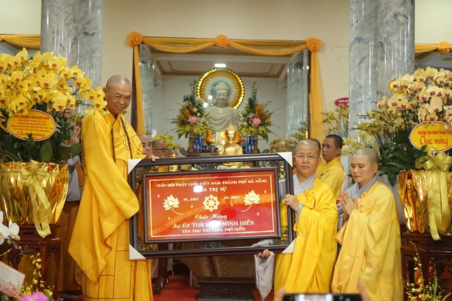 Hòa thượng Thích Từ Nghiêm tặng quà chúc mừng của Ban Trị sự đến Sư cô tân trụ trì