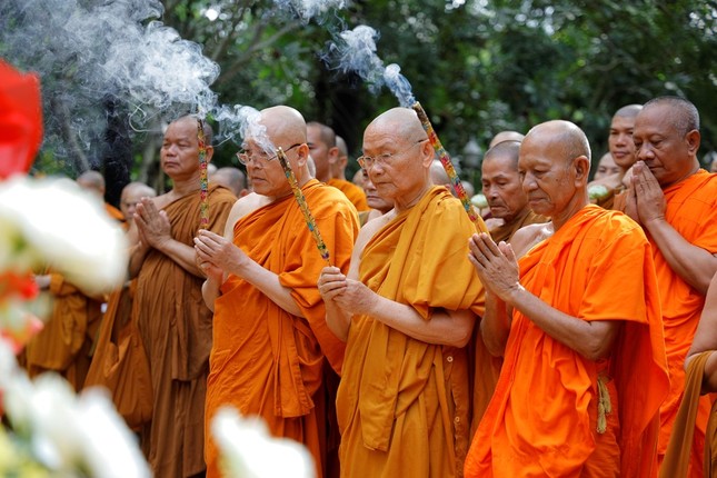 Chư tôn giáo phẩm niêm hương tưởng niệm