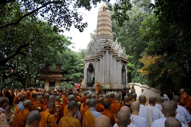 Dâng hương, hoa trước bảo tháp của Đại lão Hòa thượng Hộ Tông trong khuôn viên chùa Bửu Long