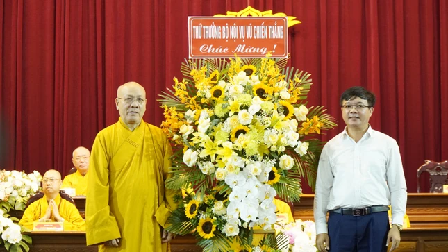 Hòa thượng Thích Quảng Tùng đón nhận lẵng hoa chúc mừng của Thứ trưởng Bộ Nội vụ Vũ Chiến Thắng