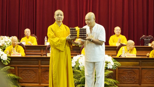Cư sĩ Vũ Đình Lâm cúng dường bộ Pháp bảo