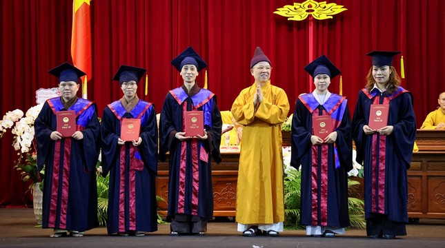 Hòa thượng Thích Thanh Quyết trao Bằng thạc sĩ