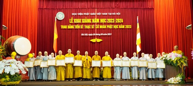 Tặng Bằng khen đến Tăng Ni sinh có thành tích học tập xuất sắc