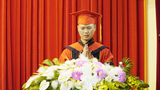 Đại đức Thích Đạo Tấn thay mặt Tăng Ni sinh phát biểu