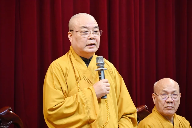 Hòa thượng Thích Thanh Nhiễu ban đạo từ