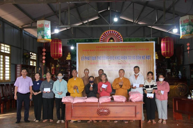 Tặng quà đến đồng bào dân tộc có hoàn cảnh khó khăn