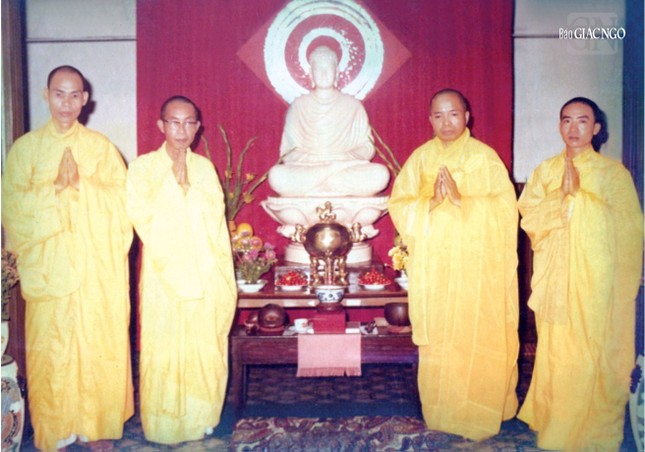 Hòa thượng Thích Nhật Lệ (thứ hai từ phải sang) cùng với Hòa thượng Thích Chơn Thiện, Hòa thượng Thích Trung Hậu...