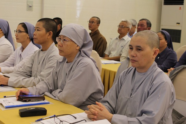 Đại biểu lắng nghe các tham luận được trình bày tại hội nghị